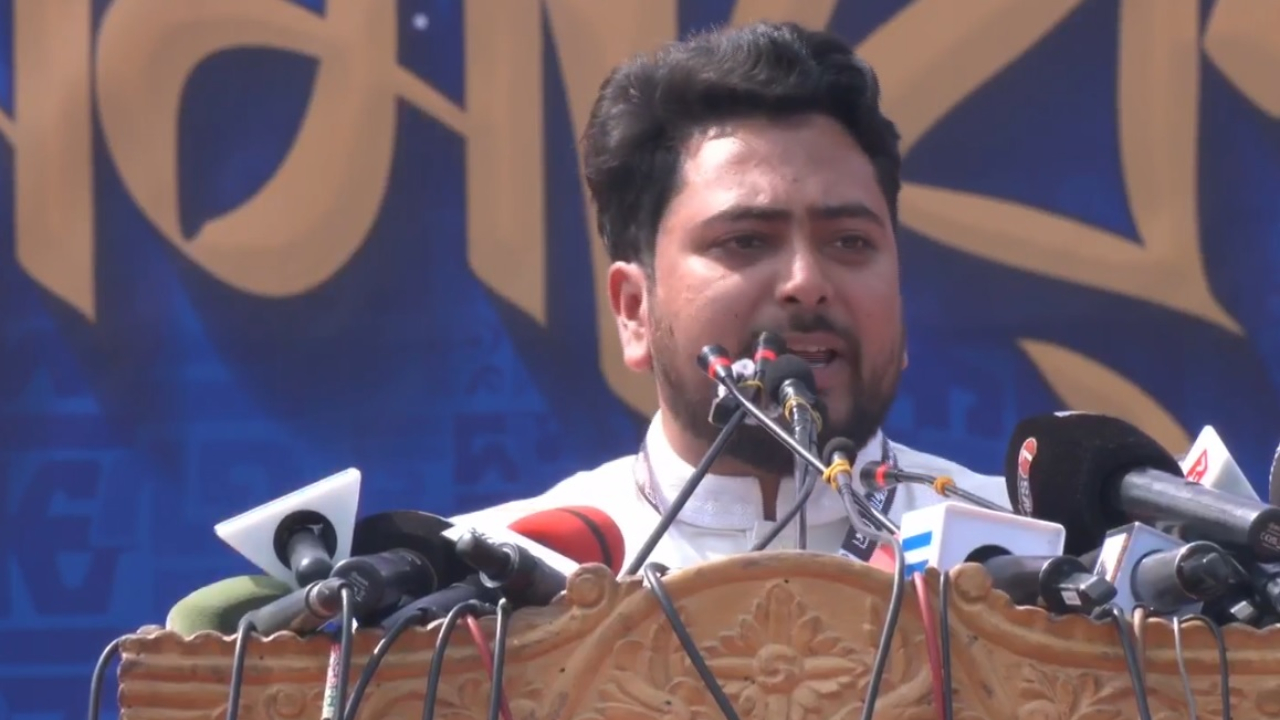 মোবাইল নেওয়ার ব্যাপারে সিদ্ধান্ত বাতিল না করলে ইসি ঘেরাওয়ের হুঁশিয়ারি নাহিদের